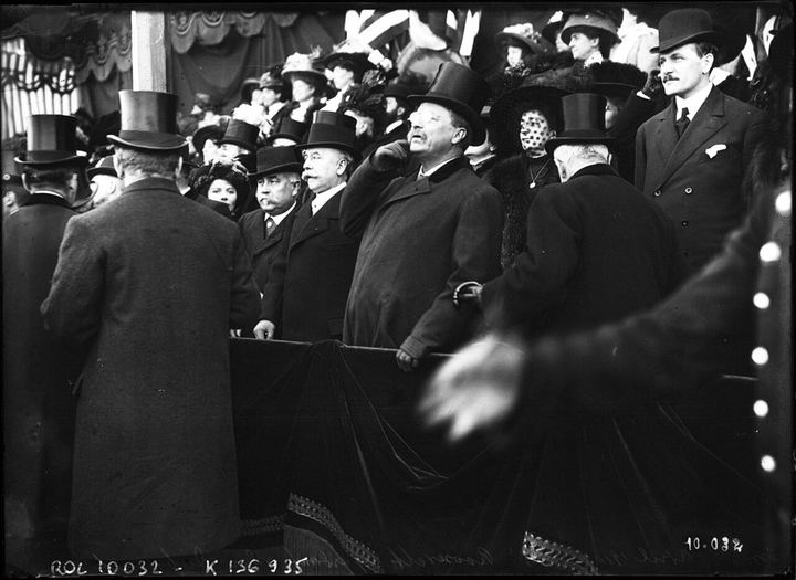 1910-04-26 - Théodore-Roosevelt regardant voler Dubonnet à Issy (Citizenship in a Republic ("The Man in the Arena"))