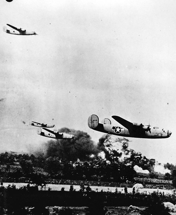 B-24 Liberators at low altitude (B-24 Liberator bombers)